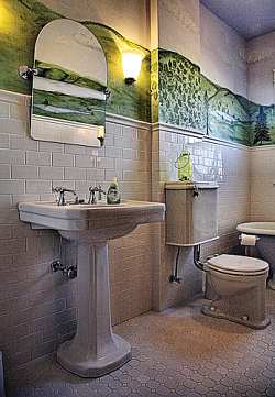 Bathroom Pedestal Sinks on Small Bathroom With Pedestal Sink   Bathrooms Designs