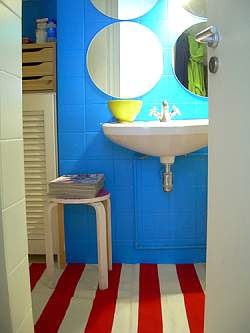 Patriotic red, white and blue boys bathroom theme is colorful without being over the top.