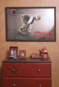 Really artwork is the quickest way to give your boys bedroom a serious skater theme!