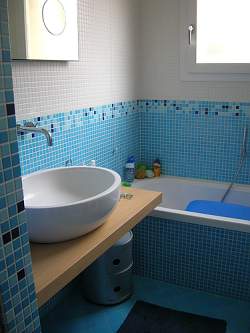Look at the size of that sink will ya? You could bathe a six year-old in that thing!
