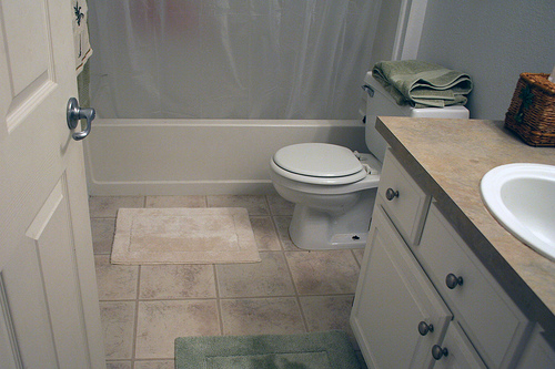 Simple and functional are the name of the family-friendly bathroom game. It may look plain jane, but this ones got everything the family needs.